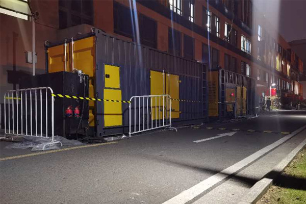 阳东柴油发电机组的输出电压是如何调节的？